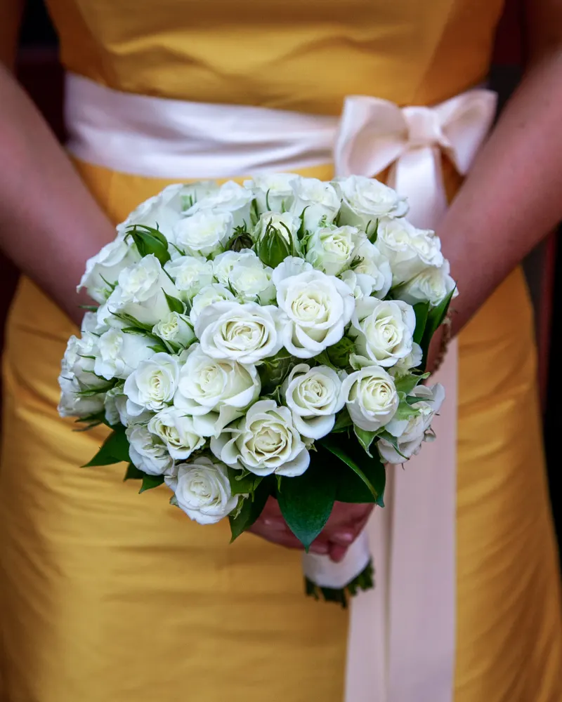 A round bouquet of white roses